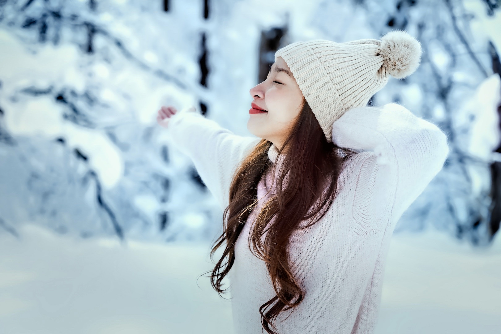 Adobe Stock 249493769 Young Asian woman enjoying the snow, Sapporo, Hokkaido, Japan